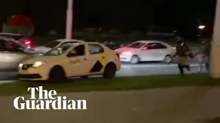 Belarus: taxi driver helps protester escape riot police