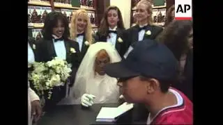USA: NEW YORK: BASKETBALL STAR DENNIS RODMAN PROMOTES NEW BOOK