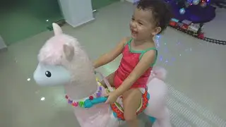 SARAYU SE DIVIERTE EN UNA LLAMA MUY AMIGABLE Y DIVERTIDA | MY LOVELY LLAMA