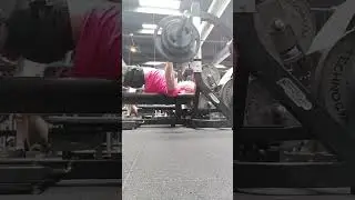 Spinte panca 90 kg x 10 ripetizioni veloci.