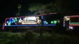 Trem iluminado da Rumo passando em Araraquara SP. 