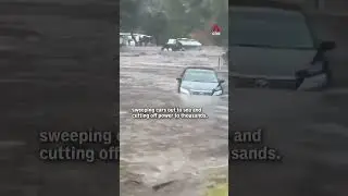 Автомобили унесло в море после внезапного наводнения на Великой океанской дороге Австралии.