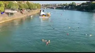 В Швейцарском Базеле люди плавают по реке Рейн/People Float on the Rhine River in Basel, Switzerland