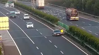 Chinese woman uses quilt to make warning triangle after car run out gas on expressway