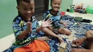 Twins main kartu remi bersama ayah #4tahun #toddler