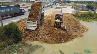 Driving expert Be careful LAND Fill up Processing Using dozer Pushing Stone Soil & 25.5T Dump Trucks