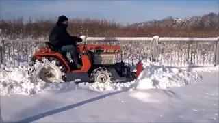 Traktor Kubota 1502 z pługiem do odśnieżania. Mokry ciężki śnieg. www.akant-ogrody.pl