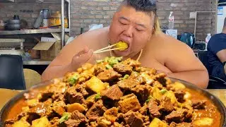 Monkey made a big bowl of curry beef stew and stewed it with potatoes!