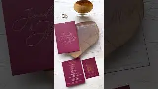 To akrylowe zaproszenie ślubne w połączeniu z bogatym papierem to doskonałe połączenie nowoczesnego luksusu i