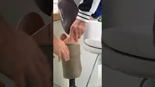 Below-knee prosthesis with active vacuum system