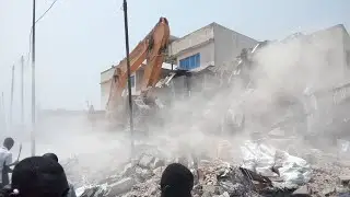 🚨D&Eacute;MOLITION SPECTACULAIRE AU ROND-POINT NGABA. LES INDIENS PLEURENT FATSHI MAIS LA LOI S'IMPOSE