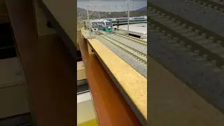(Nゲージ鉄道模型 2畳書斎のデスクトップミニレイアウト)TOMIX 251系スーパービュー踊り子　旧塗装、新塗装　走行シーン