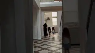 Мама и дочки радуются, когда папа возвращается домой #шорты