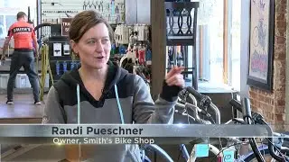 Live mannequins ride bicycles in store&rsquo;s window
