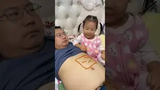 Eat beans, record the baby, my little cute baby, 😍❤ dad takes care of the baby, father and son's da