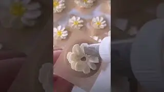 Whipped cream flowers🌼😍 #cakedecorating #cakes #piping #asmr#viral #shorts
