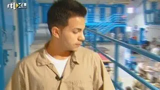 Tieners in cel tussen doorgewinterde criminelen