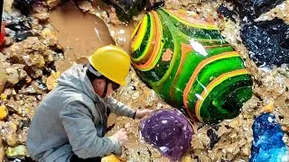 Perfect process for digging agate. Amethyst surrounded by textured agate