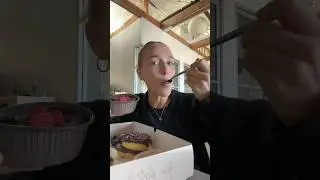 Алекс Купер пробует коллаб Crumbl x Kardashian Cookie!