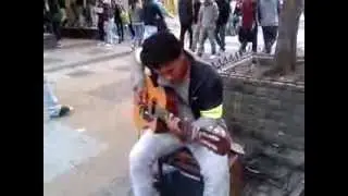 Guitarrista callejero en Quilmes Centro.