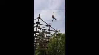 Noah zeigt uns in der Jochen Schweizer Arena den Flying Fox und Base Jump