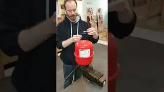 Pressurizing an Expansion Vessel