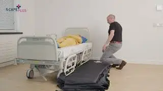 Pati&euml;nt evacueren vanaf bed: demonstratie evacuatiematras (1 hulpverlener)