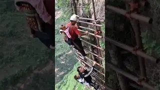 El asombroso acceso de la aldea del acantilado en China