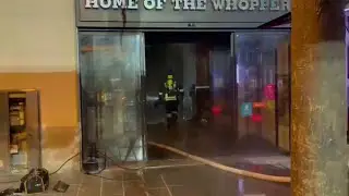 Incendio al Burger King di Trieste: i vigili del fuoco in azione