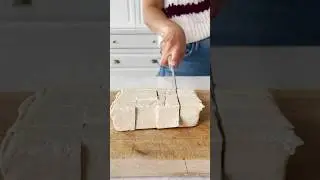 Cara menekan tahu untuk menghilangkan air 👌 (tanpa alat canggih) #shorts #howto #tofu #veganrecipes