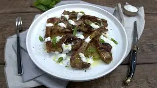 Costelles de cabrit saltades a l'allada amb salsa de iogurt, menta i rosti de patata