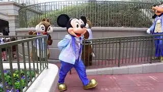 Mickey & Minnie Say Hello in Their EARidescent Outfits at Magic Kingdom