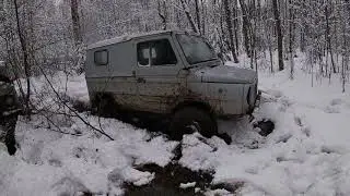 Сток ЛуАЗ на тракторной, УАЗ буханка по снегу, через болото по старому настилу из брёвен.