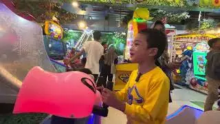 seru bermain di wahana permainan menembak zombie dengan pistol air, fun indoor playground for kids