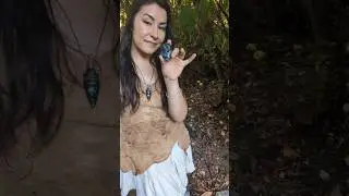 She breaks obsidian with traditional kit to make arrowheads #flintknapping #outdoorskills #bushcraft