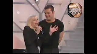 RAFFAELLA CARRÁ PRESENTA A RICKY MARTIN SANREMO 2001-Contacto: jluis_raffaella@yahoo.es