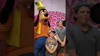 Встреча с Гуфи и Микки Маусом в EPCOT: встреча с участниками программы Disney VISA в Disney World...