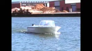 Hyfong T 15 PS Zweitakt Außenborder am 5 m Sportboot Kanal