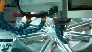 Torno Taurus usinando uma roda