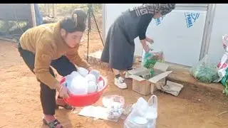 Chị Hương rừng mua đồ Dùng cho chị chơ bà cháu Đức lên nhà mới Pi nong ới 