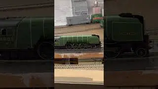 Hornby LNER Gresley P2 #2002 'Earl Marischal' With Steam Generator Heads East