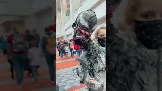 AMAZING Venom at Comic Con 🫣😰 | #venom #spiderman #cosplay #comiccon