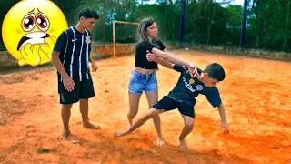 URGENTE! Prima do gigante da um golpe de Jiu Jitsu nele * GIGANTE NÃO QUER DEIXAR ELA NAMORAR