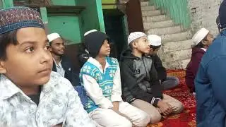 جس نے مصطفی میں نعت مصطفی پڑھتے ہوئے شاعر اسلام اور اسٹیج پر علمائے اہلسنت نظر ارہے ہیں