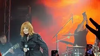 Юлия Савичева - Утром на заре (live, 18.10.2025, клуб Космонавт, Санкт-Петербург)
