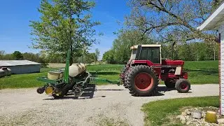 IH 1086 and John Deere 7000 planting setup and farm tour.
