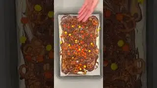 sweet and salty fall candy, so good! #youtubeshorts  #easyrecipes #desserts #chocolate #fallbaking