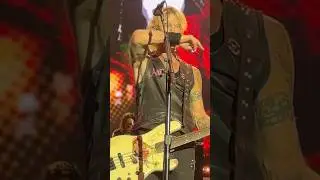 Duff McKagan Caught in a 90&rsquo;s Flashback Moment On Stage