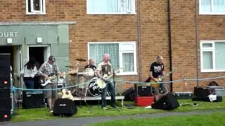 Martin Nesbitt & Alpha Place - Party On The Grass