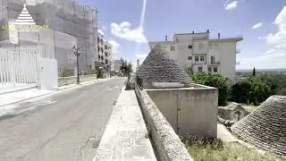 Trulli e lamie in posizione panoramica nel centro urbano di Cisternino